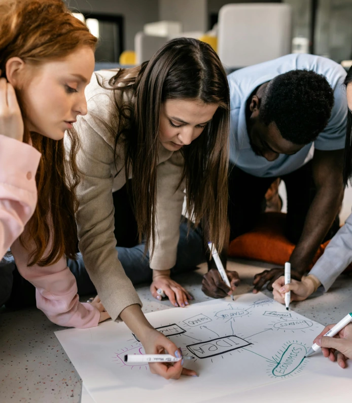 Team som samarbetar kring affärsstrategi i modern arbetsmiljö