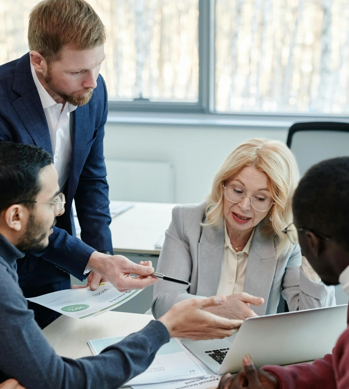 Affärspersoner i möte som diskuterar institutionella tjänster