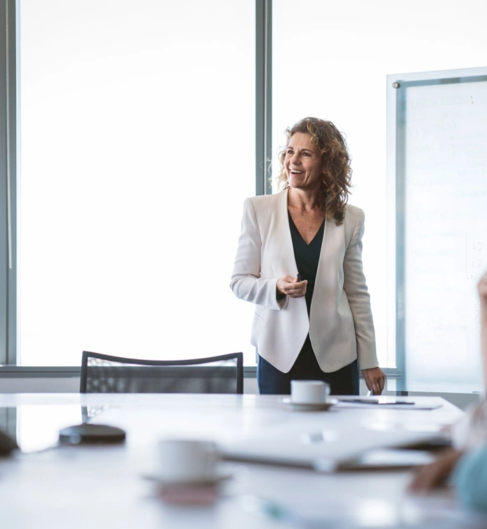 Person som presenterar affärslösningar