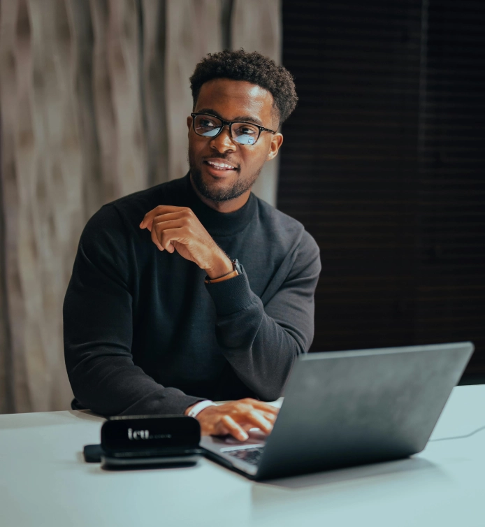 Person som arbetar vid laptop i modern kontorsmiljö